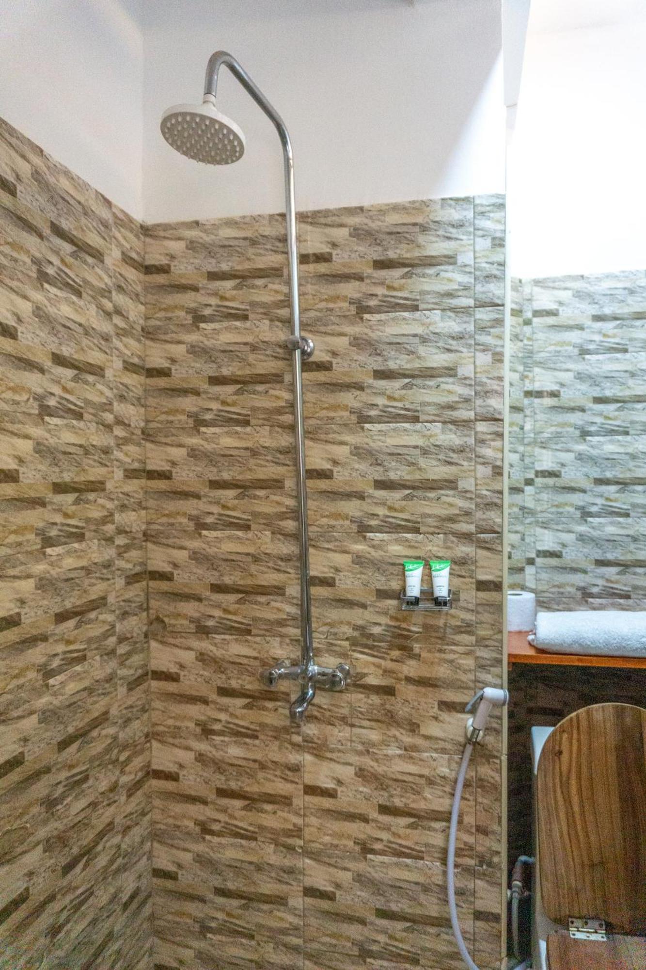Lilac Elevate Inn Карату Екстериор снимка
